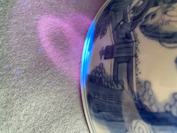Een Chinese blauw-witte kom met oorlogsdecor, Chenghua merk, Kangxi