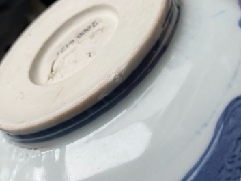 Un bol en porcelaine de Chine en bleu et blanc &agrave; d&eacute;cor de grues, Ming