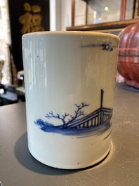 Un porte-pinceaux de type 'bitong' en porcelaine de Chine en bleu et blanc, Kangxi
