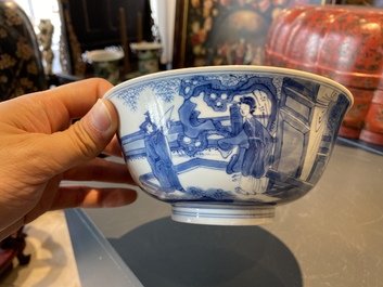 Een Chinese blauw-witte kom met oorlogsdecor, Chenghua merk, Kangxi