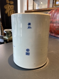 Un porte-pinceaux de type 'bitong' en porcelaine de Chine en bleu et blanc, Kangxi