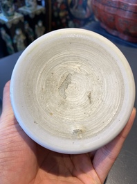 Un porte-pinceaux de type 'bitong' en porcelaine de Chine en bleu et blanc, Kangxi