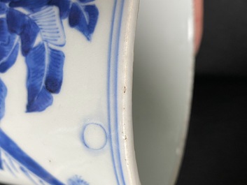 Un pot &agrave; pinceaux en porcelaine de Chine en bleu et blanc, Kangxi