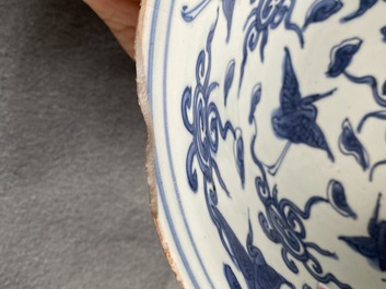 Un bol en porcelaine de Chine en bleu et blanc &agrave; d&eacute;cor de grues, Ming