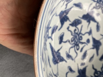Un bol en porcelaine de Chine en bleu et blanc &agrave; d&eacute;cor de grues, Ming