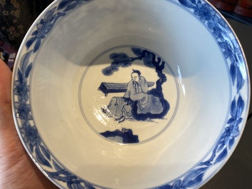 Een Chinese blauw-witte kom met oorlogsdecor, Chenghua merk, Kangxi