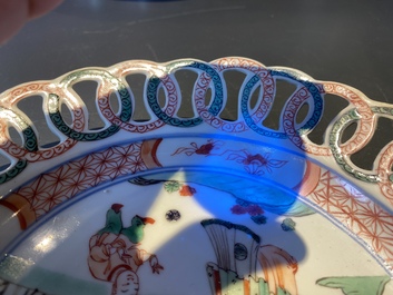 Een paar Chinese famille verte borden met opengewerkte rand, Kangxi
