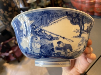 Een Chinese blauw-witte kom met oorlogsdecor, Chenghua merk, Kangxi