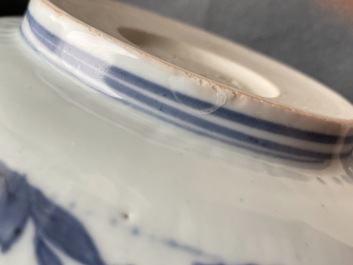 Un bol en porcelaine de Chine en bleu et blanc &agrave; d&eacute;cor de grues, Ming