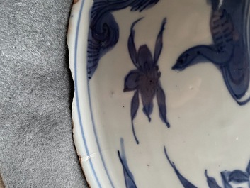 Un bol en porcelaine de Chine en bleu et blanc &agrave; d&eacute;cor de grues, Ming