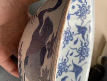 Un bol en porcelaine de Chine en bleu et blanc &agrave; d&eacute;cor de grues, Ming