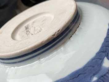 Un bol en porcelaine de Chine en bleu et blanc &agrave; d&eacute;cor de grues, Ming