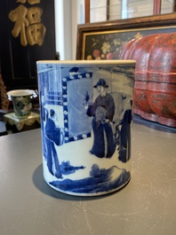 Un pot &agrave; pinceaux en porcelaine de Chine en bleu et blanc, Kangxi