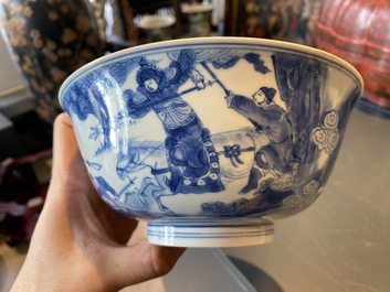 Een Chinese blauw-witte kom met oorlogsdecor, Chenghua merk, Kangxi