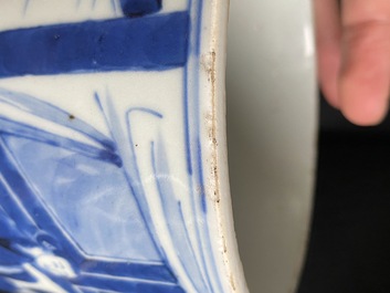 Un pot &agrave; pinceaux en porcelaine de Chine en bleu et blanc, Kangxi