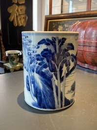 Un pot &agrave; pinceaux en porcelaine de Chine en bleu et blanc, Kangxi