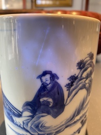 Un porte-pinceaux de type 'bitong' en porcelaine de Chine en bleu et blanc, Kangxi