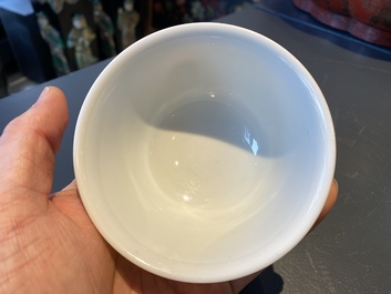 Een fijne Chinese monochrome witte kom, Yongzheng merk en periode