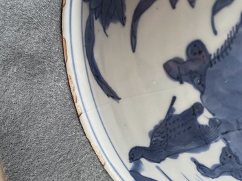 Un bol en porcelaine de Chine en bleu et blanc &agrave; d&eacute;cor de grues, Ming