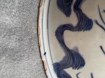 Un bol en porcelaine de Chine en bleu et blanc &agrave; d&eacute;cor de grues, Ming