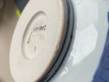 Un bol en porcelaine de Chine en bleu et blanc &agrave; d&eacute;cor de grues, Ming