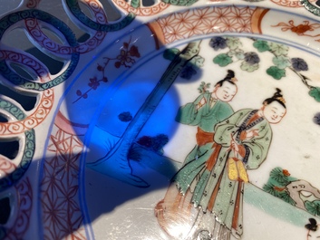 Een paar Chinese famille verte borden met opengewerkte rand, Kangxi