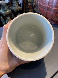 Un pot &agrave; pinceaux en porcelaine de Chine en bleu et blanc, Kangxi