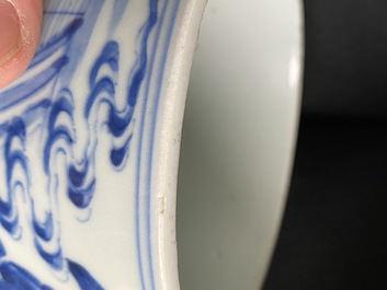 Un pot &agrave; pinceaux en porcelaine de Chine en bleu et blanc, Kangxi