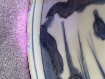 Un bol en porcelaine de Chine en bleu et blanc &agrave; d&eacute;cor de grues, Ming