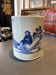 Un porte-pinceaux de type 'bitong' en porcelaine de Chine en bleu et blanc, Kangxi