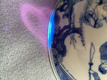 Een Chinese blauw-witte kom met oorlogsdecor, Chenghua merk, Kangxi