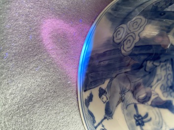 Een Chinese blauw-witte kom met oorlogsdecor, Chenghua merk, Kangxi
