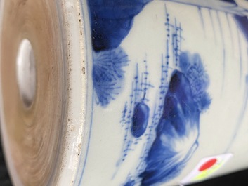 Un pot &agrave; pinceaux en porcelaine de Chine en bleu et blanc, Kangxi