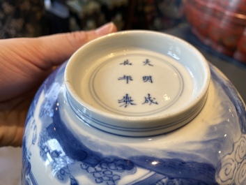Een Chinese blauw-witte kom met oorlogsdecor, Chenghua merk, Kangxi