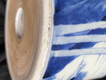 Un pot &agrave; pinceaux en porcelaine de Chine en bleu et blanc, Kangxi