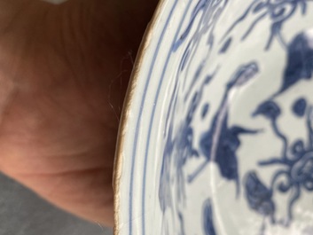 Un bol en porcelaine de Chine en bleu et blanc &agrave; d&eacute;cor de grues, Ming