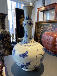 A Chinese blue and white bottle vase with a frog, a lizard and butterflies, Transitional period