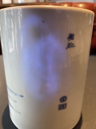 Un porte-pinceaux de type 'bitong' en porcelaine de Chine en bleu et blanc, Kangxi