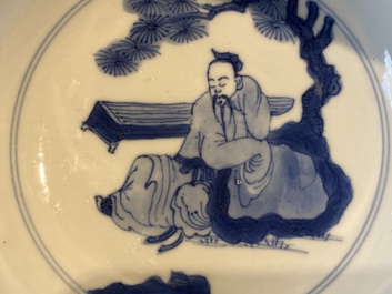 Een Chinese blauw-witte kom met oorlogsdecor, Chenghua merk, Kangxi