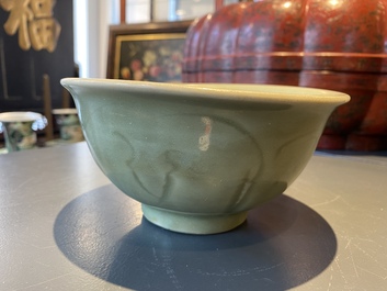 Een Chinese Longquan celadon kom met ingekerfd decor, Ming
