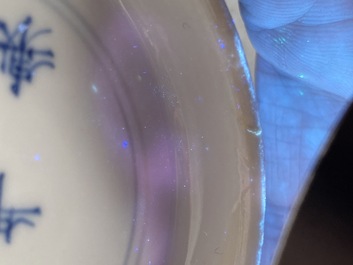 Een Chinese blauw-witte kom met oorlogsdecor, Chenghua merk, Kangxi
