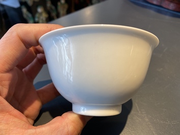 Een fijne Chinese monochrome witte kom, Yongzheng merk en periode