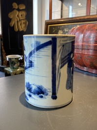 Un pot &agrave; pinceaux en porcelaine de Chine en bleu et blanc, Kangxi