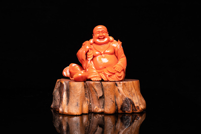 Une figure de Bouddha en corail rouge sculpt&eacute;, Chine, R&eacute;publique