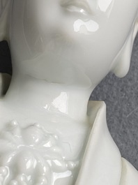 Een Chinese Dehua blanc de Chine figuur van Guanyin op houten sokkel, 19/20e eeuw