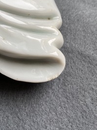 Een Chinese Dehua blanc de Chine figuur van Guanyin op houten sokkel, 19/20e eeuw