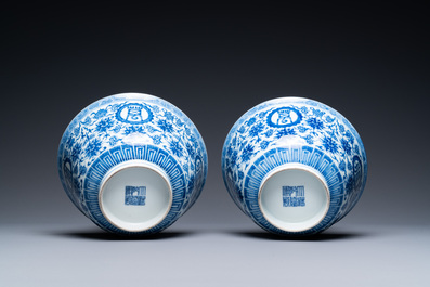 Een paar Chinese blauw-witte 'wan shou wu jiang' kommen, Qianlong merk en periode
