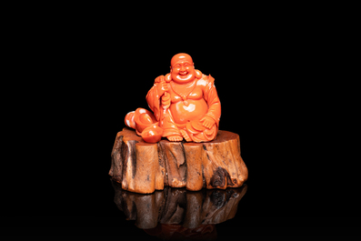 Une figure de Bouddha en corail rouge sculpt&eacute;, Chine, R&eacute;publique