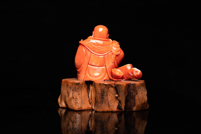 Une figure de Bouddha en corail rouge sculpt&eacute;, Chine, R&eacute;publique