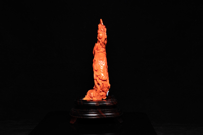 Une grande figure de Guanyin en corail rouge sculpt&eacute;, Chine, 19/20&egrave;me